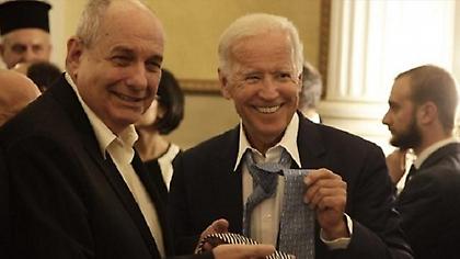 O Κουίκ και ο Μπάιντεν αντάλλαξαν γραβάτες ...επί τόπου