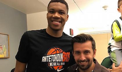 Κάνει ό,τι μπορεί για να βγάλει μια φωτογραφία της προκοπής με τους Αντετοκούνμπο ο Πετρέλης