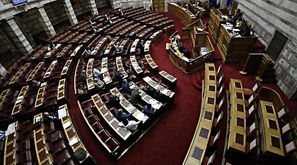 Με νόμο - «σκούπα» φέρνουν τα εκκρεμή προαπαιτούμενα στη Βουλή
