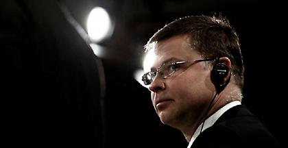 Ντομπρόβσκις: Είναι καιρός να εκταμιεύσουμε τη δόση για την Ελλάδα