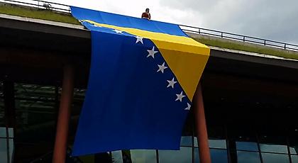 Μια τεράστια σημαία της Βοσνίας δίπλα από το ξενοδοχείο της Εθνικής στη Ζένιτσα (video)