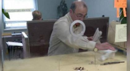 Πολίτης απηύδησε από το Δημόσιο: Δεν τον εξυπηρετούσαν και τους πέταξε 100 κοριούς (pics/video)