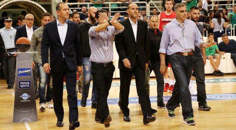 Ο Γιαννακόπουλος συνόδεψε τους Αγγελόπουλους στις θέσεις τους! (pics/video)