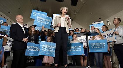 Βρετανικός Τύπος: Το στοίχημα της Μέι γύρισε μπούμερανγκ - Αντί να ενισχυθεί, αποδυναμώθηκε