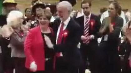 Το «ατύχημα» του Κόρμπιν: Αντί για «κόλλα το», της χτύπησε το στήθος! (video)