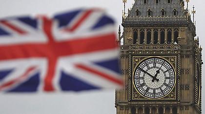 Μετέωρη η Βρετανία - Η Μέι κερδίζει, χωρίς αυτοδυναμία