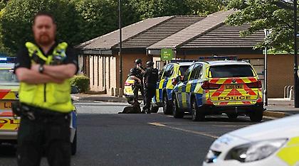 Αντρας με μαχαίρι κρατά ομήρους σε γραφείο εύρεσης εργασίας στο Newcastle!