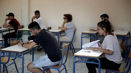 Πανελλαδικές: Απαιτητικά τα Αρχαία, δύσκολα τα Μαθηματικά - Δείτε τα θέματα