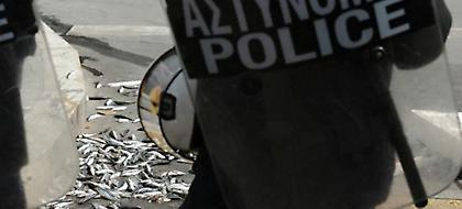 Το ΠΑΜΕ πέταξε... σαρδέλες στη Βουλή -Αντίδραση στα υπό ψήφιση νέα μέτρα (pics)