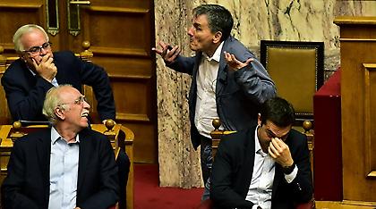 ΣΥΡΙΖΑ-ΑΝΕΛ ψήφισαν και τα νέα προαπαιτούμενα για πάγωμα συντάξεων και μείωση αφορολόγητου