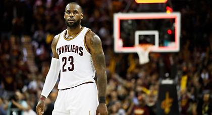 Πάσα από το ταμπλό(!) και κάρφωμα για τον ΛεΜπρον! (video)