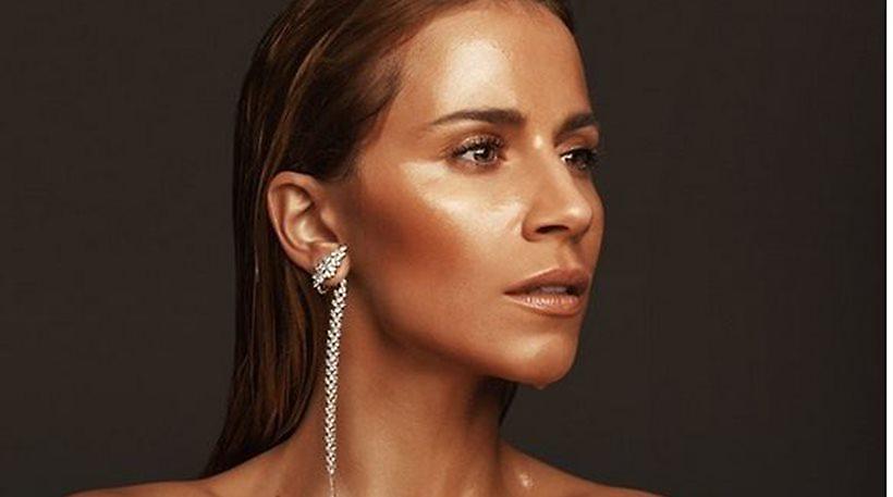 Νάντια Μπουλέ: Ποζάρει τόπλες και αλείφεται με λάδι