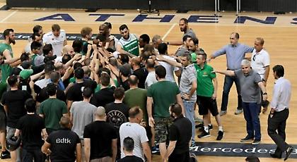 Τρομερή ατάκα των οργανωμένων του Παναθηναϊκού στους παίκτες!