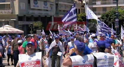 Πάτρα: Βγήκαν στους δρόμους οι οπαδοί του Σώρρα με σημαίες και συνθήματα (pics/video)