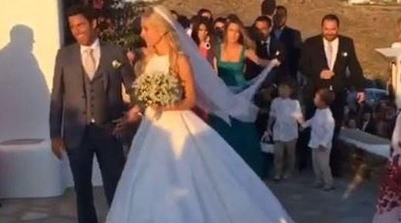 Νύφη η Δούκισσα Νομικού: Έλαμψε στο λευκό νυφικό της