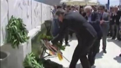 Ο Μανώλης Γλέζος παραμέρισε τη Ζωή Κωνσταντοπούλου στο Δίστομο