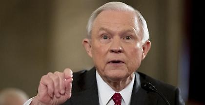 ΗΠΑ: Ο Σέσιονς θέλει να απαντήσει στα ερωτήματα που άφησε η κατάθεση Κόμεϊ