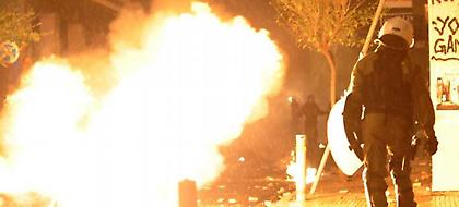 Μολότοφ, ξανά, στο κέντρο της Αθήνας -Επίθεση εναντίον διμοιρίας των ΜΑΤ