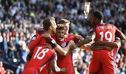 Πέταξαν μπουκάλι ουίσκι στους Άγγλους διεθνείς! (pics)