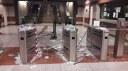 Βάνδαλοι τα έκαναν «γυαλιά-καρφιά» στο σταθμό του Μετρό «Κεραμεικός» (pics)