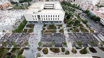 Αλβανία: Με ένα ρεσιτάλ εθνικισμού αποκάλυψαν τις.. πέτρες της πλατείας!