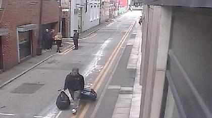 Νέες φωτογραφίες του βομβιστή του Μάντσεστερ να περπατά με την μπλέ βαλίτσα