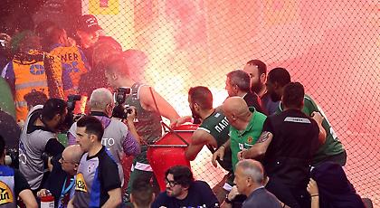 ΖΟΥΓΚΛΑ: Εισβολή οπαδών, καπνογόνα και διακοπή στο ΣΕΦ! (pics)