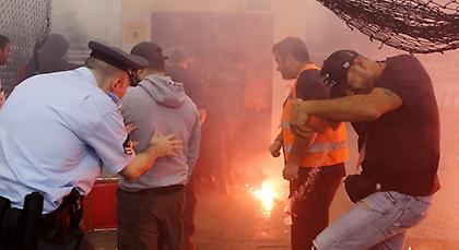 Ξύλο και δακρυγόνα έξω από το ΣΕΦ!