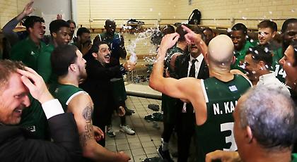 Η «πράσινη» γιορτή και το… μπουγέλο στα αποδυτήρια του ΣΕΦ (pics)