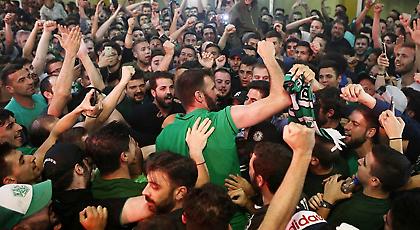 Αγκαλιά με τους οπαδούς τραγούδησε σύνθημα ο Φώτσης! (pics/video)
