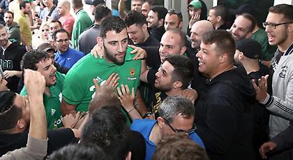 «Τρελάθηκε» ο Μπουρούσης στα αποδυτήρια του ΣΕΦ! (video)