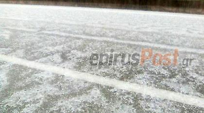 «Άσπρισε» από το χαλάζι η Εγνατία στα Γιάννενα