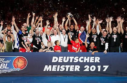 Το πανηγύρισε με ελληνική σημαία και τους γιους του ο Ζήσης (pic)