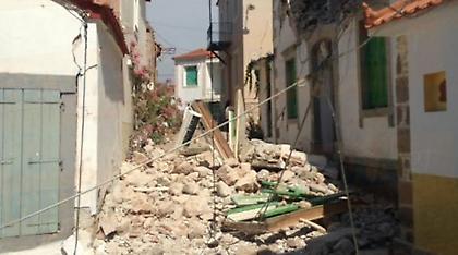 Μία γυναίκα εγκλωβισμένη σε σπίτι που κατέρρευσε στη Λέσβο από τον σεισμό των 6,1R