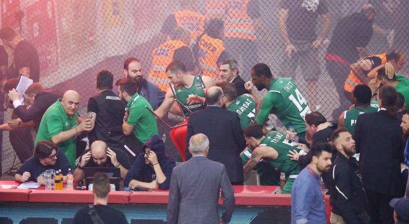 Ο δημοσιογράφος που χτυπήθηκε στο ΣΕΦ: «Το ξεκίνησε δημοσιογράφος. Δέχθηκα γροθιά στην καρωτίδα»