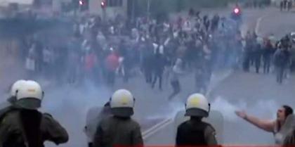 Νέα επεισόδια στο Μενίδι: Πετροπόλεμος και χημικά από την ΕΛ.ΑΣ στη νέα πορεία για τον Μάριο