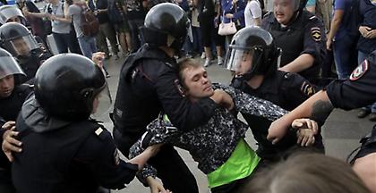 Εκατοντάδες συλλήψεις αντικυβερνητικών διαδηλωτών στη Ρωσία