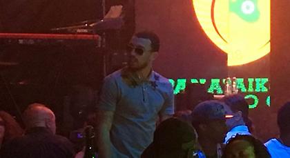 Στο γλέντι και ο Τζέιμς φορώντας γυαλιά ηλίου! (video)