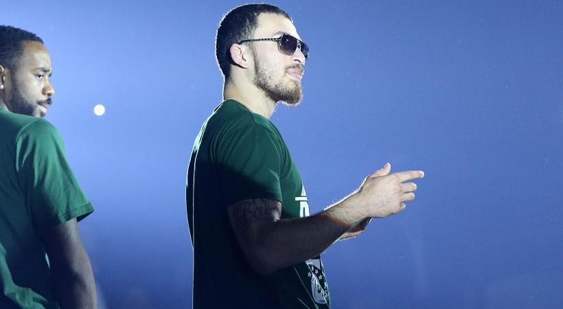 Την έκανε για Μύκονο ο Τζέιμς (pic)