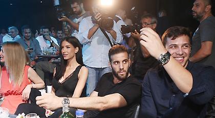 Αγκαλιά με την κούπα ο Παππάς (pic)