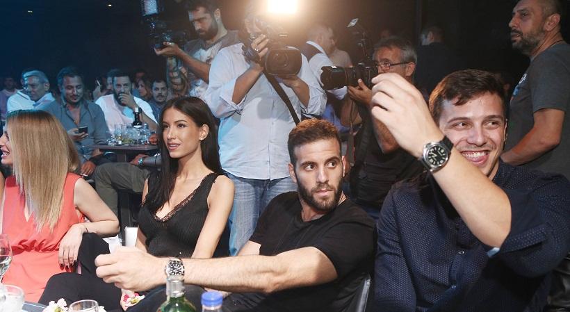 Αγκαλιά με την κούπα ο Παππάς (pic)