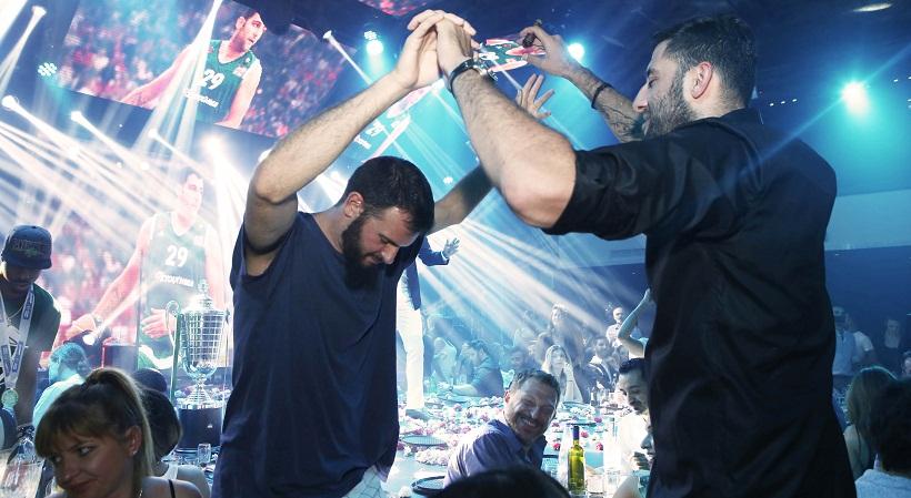 Ο Μπουρούσης τραγουδά και ο Φώτσης χορεύει ζεϊμπέκικο (video)