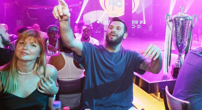 Ο Φώτσης ραπάρει με το «Gucci φόρεμα» (video)