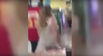 Απίστευτο σκηνικό: Μπήκε σε σούπερ μάρκετ σέρνοντας την φίλη του με λουρί, σαν σκύλο (video)