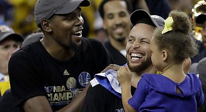 Ο Στεφ Κάρι το γιόρτασε οικογενειακά (pics/video)