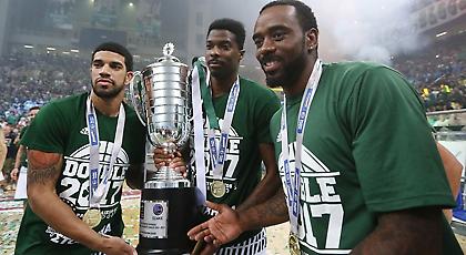 Ο Γκέιμπριελ ποζάρει με την κούπα (pic)