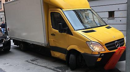 Συναγερμός στη Στοκχόλμη: Κλεμμένο φορτηγάκι έπεσε πάνω σε αυτοκίνητα