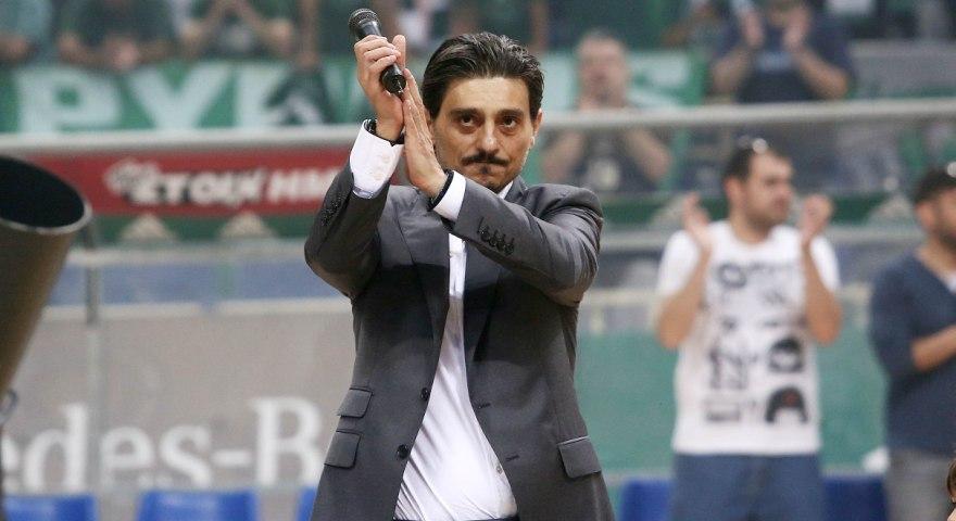 Ποζάρει με τις δύο κούπες ο Γιαννακόπουλος (pic)