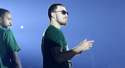 Αραχτός στη Μύκονο ο Τζέιμς (pics)