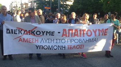 Στο υπουργείο Προστασίας του Πολίτη συγκεντρώνονται κάτοικοι του Μενιδίου